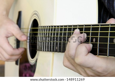 Handle chords on bar guitar and scratching guitar