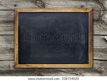 Front view of a blank blackboard over a weathered wooden surface Foto stock © 