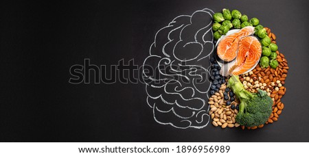 Chalk hand drawn brain picture with assorted food for brain health and good memory: fresh salmon, vegetables, nuts, berries on black background. Foods to boost brain power, top view, copy space

 Foto stock © 