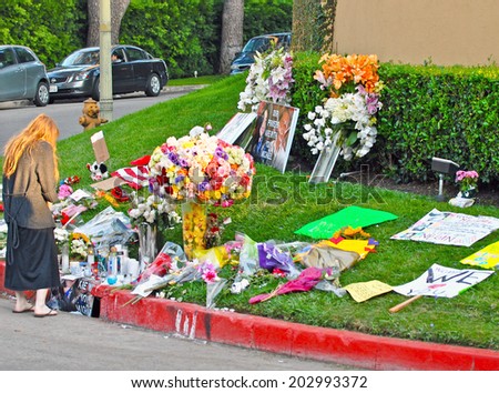 HOLMBY HILLS/CALIFORNIA - JUNE 28, 2009: Fans create memorial with candles, flowers and cards honoring singer Michael Jackson upon his death in Los Angeles. June 28, 2009 Holmby Hills, California USA