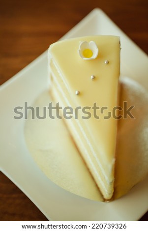 Vanilla cake topping with white chocolate