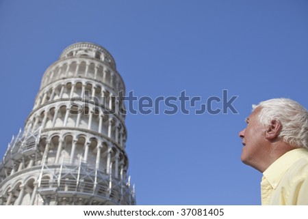 Man looking at the leaning tower in Pisa, Italy.