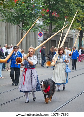 ZURICH - AUGUST 1: Swiss National Day parade on August 1, 2009 in Zurich, Switzerland. Traditional alphorn musicians in a historical costumes.