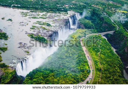 Victoria Falls (Tokaleya Tonga: Mosi-oa-Tunya, 'The Smoke that Thunders') is a waterfall in southern Africa on the Zambezi River at the border between Zambia and Zimbabwe. ストックフォト © 