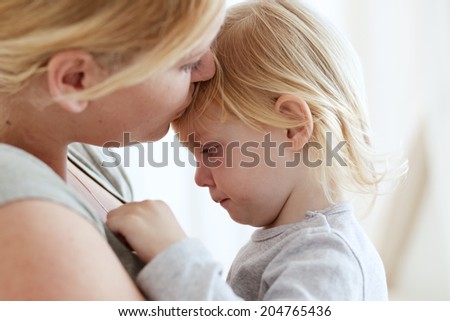 Similar – Foto Bild Blonde Mutter hält ihr bezauberndes fröhliches kleines Baby im Arm. Nettes Kleinkind Kind in die Kamera schauen und lächelnd zu Hause