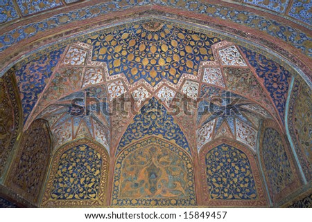 Islamic Tomb. Detail of an ornate arch decorating the tomb of the Mughal Emperor Akbar at Sikandra on the outskirts of Agra, Uttar Pradesh, India