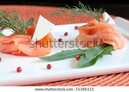 Smoked salmon rolls with butter, rocket and wild fennel