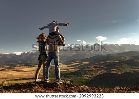 Similar – Foto Bild Familienausflug in die Berge. Mutter und ihre Tochter prüfen eine Karte