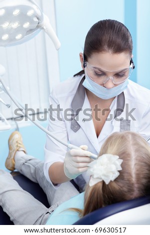 The doctor treating your child\'s teeth in the dental clinic