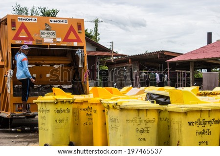 SINGBURI, THAILAND-AUGUST. 15: unidentified  Worker of municipal recycling garbage collector truck loading waste and trash bin AmpawanTemple on August 15, 2013 Sing Buri Province,. Thailand.