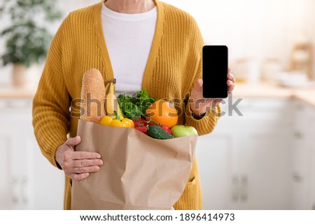 Foto Bild Crop Frau mit Einkaufstaschen auf der Straße