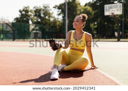 Similar – Foto Bild Junger Stadtsportler trinkt Wasser in einer Gymnastikhalle im Freien