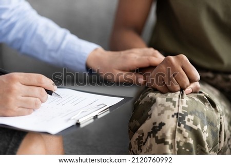 Closeup Shot Of Psychotherapist Supporting African American Soldier Woman During Therapy Session In Office, Unrecognizable Psychologist Lady Comforting Black Military Female In Uniform, Cropped Stockfoto © 