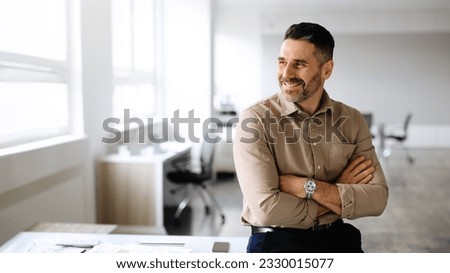 Similar – Foto Bild Geschäftsmann mittleren Alters mit Bart und Brille beim Kaffee im Büro