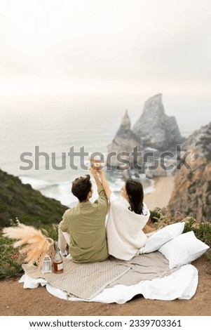 Similar – Foto Bild Unkenntlich Paar genießen Meerblick von sandigen Ufer in der Nähe von felsigen Klippen