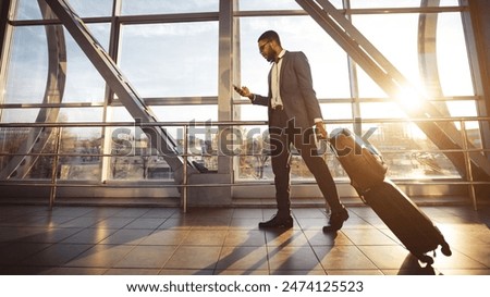 Similar – Foto Bild Schwarzer Geschäftsmann mit einem Smartphone in der Nähe eines Bürogebäudes