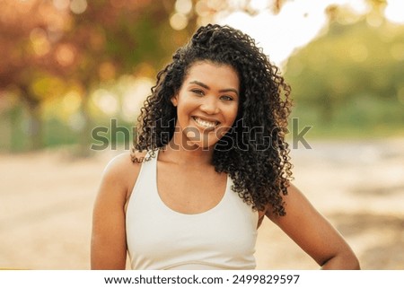 Foto Bild Gelassene Frau mit lockigem Haar im Studio