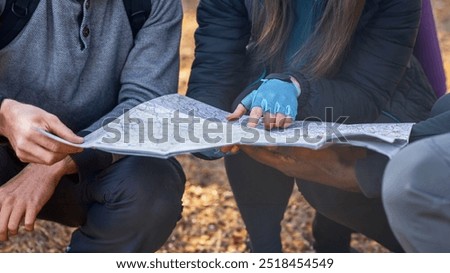 Similar – Foto Bild Nicht erkennbarer Wanderer, der mit Karte und Kompass in der Landschaft navigiert