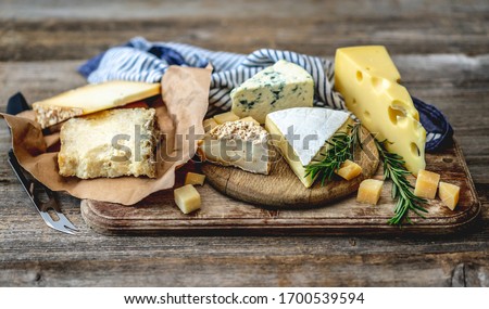 Savory pieces of cheese served with nuts and rosemary Foto stock © 