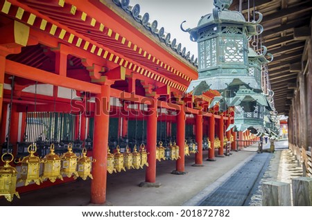 Kasuga Taisha is famous for its lanterns, which have been donated by worshipers. Hundreds of bronze lanterns can be found hanging from the buildings,