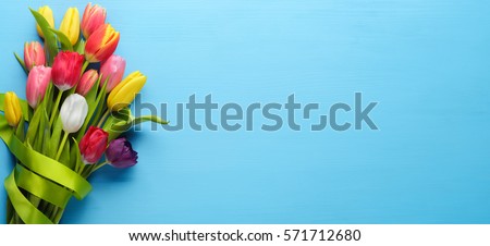 Similar – Foto Bild Strahlender Frühlingsstrauß bunter Blumen in einer Glasvase auf einem Gartentisch in der Nähe eines Holzzauns an einem sonnigen Tag