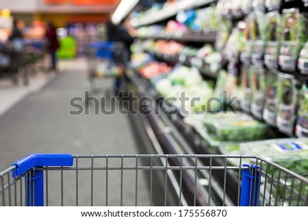 shopping cart in a grocery store isle