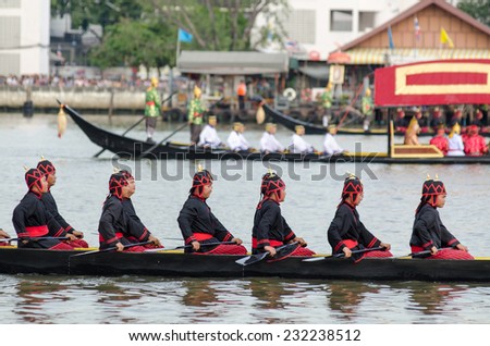 BANGKOK,THAILAND-NO VEMBER 9:Decorated barge parades past the Grand Palace at the Chao Phraya River during Fry the Kathina ceremony cloth of Royal Barge Procession on Nov. 9, 2012 in Bangkok,Thailand