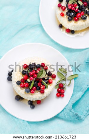 Cottage cheese with forest berries and honey
