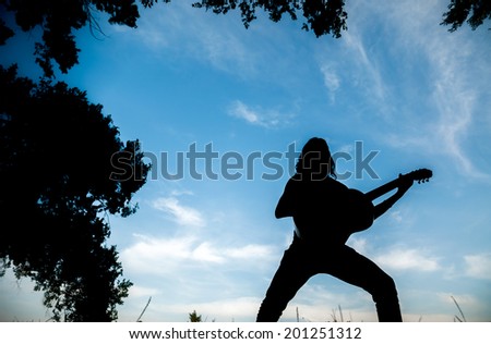 guitarist that play outdoor