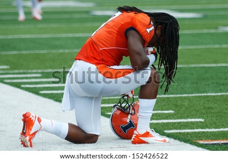 CHAMPAIGN,IL-AUGUST 31: Illinois wide receiver Martize Barr says a quick prayer before the game against SIU on Saturday, Aug 31, 2013.