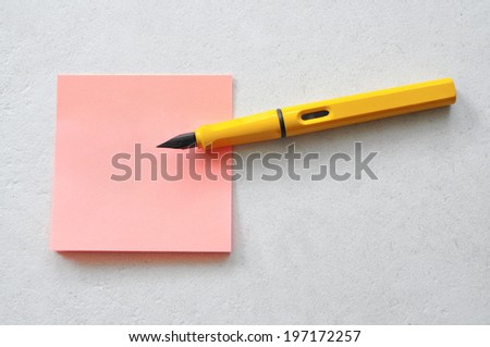 Sticky note with seo plan and pen on table