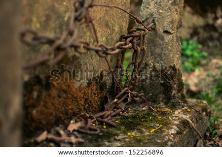Chain at the foot of the stone