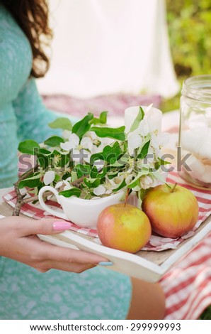 apples on a tray in the hands of women