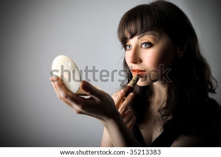 woman put on makeup
