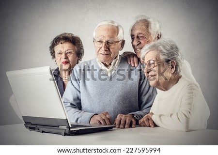 Elderly people using a pc