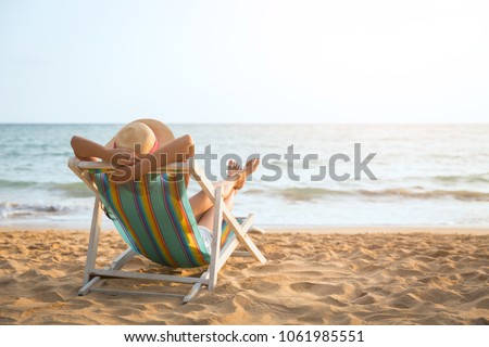 Foto Bild Frau ruht auf Strandstein am Meer