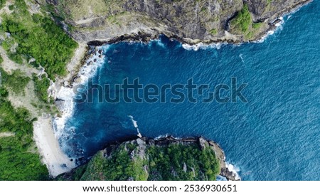 Similar – Foto Bild Langer Wellenbrecher im türkisfarbenen Meer an einem sonnigen Tag