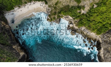 Similar – Foto Bild Langer Wellenbrecher im türkisfarbenen Meer an einem sonnigen Tag