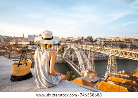 Similar – Foto Bild Frau in Porto Brücke, die Bilder mit Kamera bei Sonnenuntergang. Tourismus in der Stadt Europa. Reisen