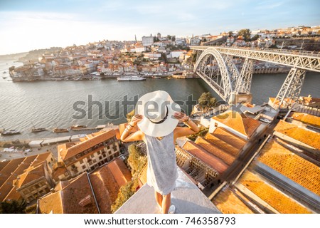 Similar – Foto Bild Frau in Porto Brücke, die Bilder mit Kamera bei Sonnenuntergang. Tourismus in der Stadt Europa. Reisen