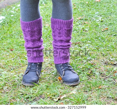 knitted leg warmers and shoes on the feet of the woman