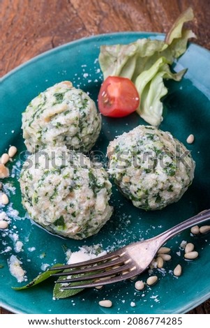 Foto Bild italienische Strangolapreti Knödel auf grün