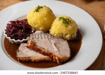 Foto Bild bayerischer Schweinebraten auf Holz