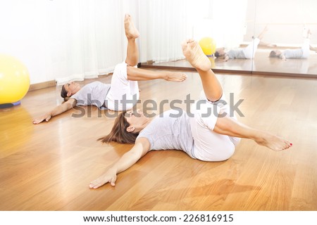 two women crossing legs in synchrony for fitness
