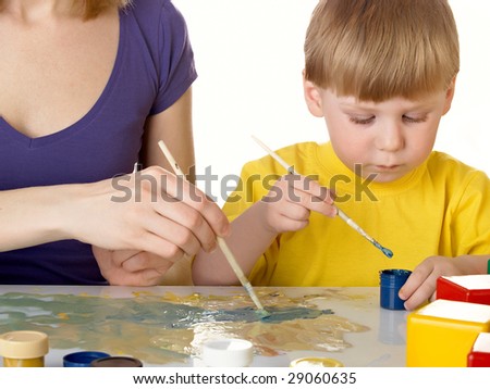 Young mum draws with the son paints