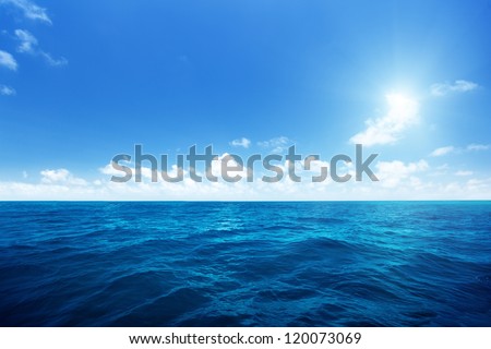 céu perfeito e água do Oceano Índico