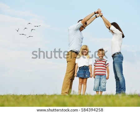 Jeune famille sur une herbe verte d