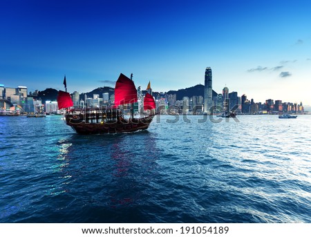 Puerto de Hong Kong en la hora de la puesta de sol