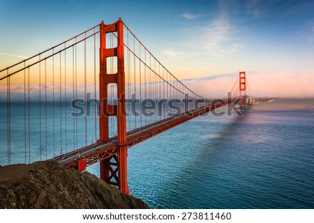 Vista al atardecer del puente Golden Gate y niebla de Battery Spencer, Área Recreativa Nacional Golden Gate, en San Francisco, California.