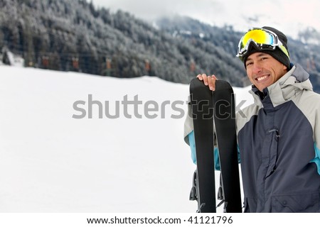 esquiador feliz sonriendo con sus esquíes en el camino
